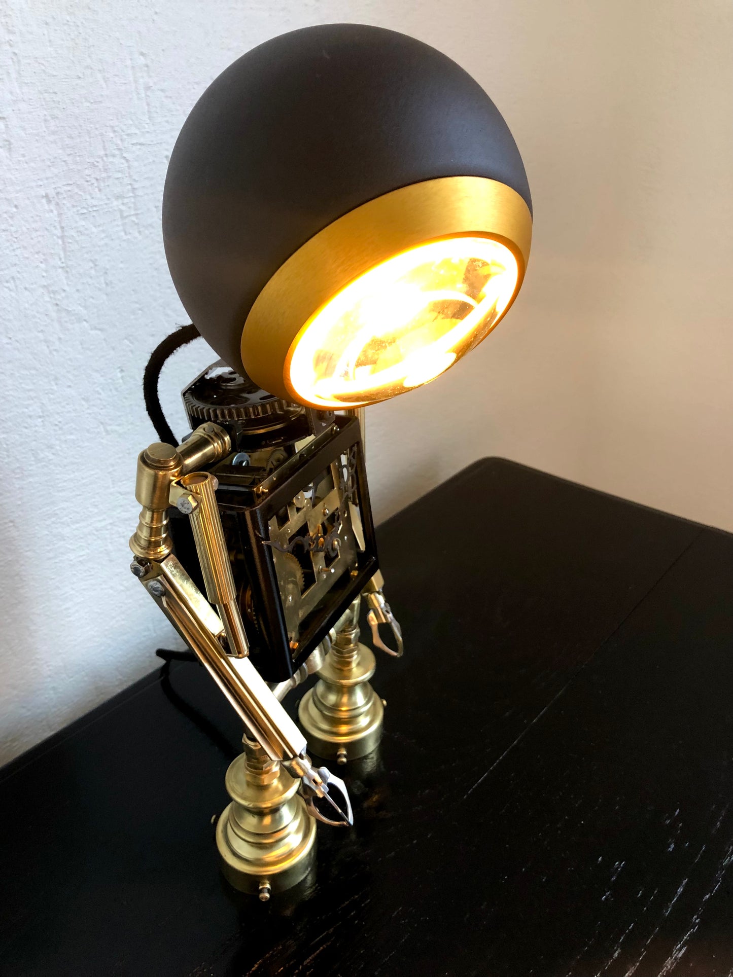 Marvin de depressieve robot lamp